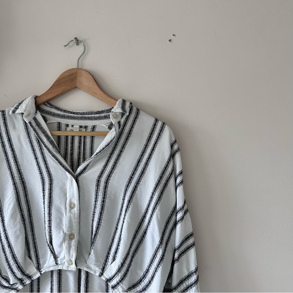 silence + noise | Cropped Button-Down Collared Blouse - Picture 1 of 4